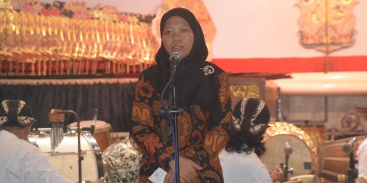 Jaga Kelestarian Budaya, Ratusan Generasi Muda Tonton Pagelaran Wayang Kulit di Batang