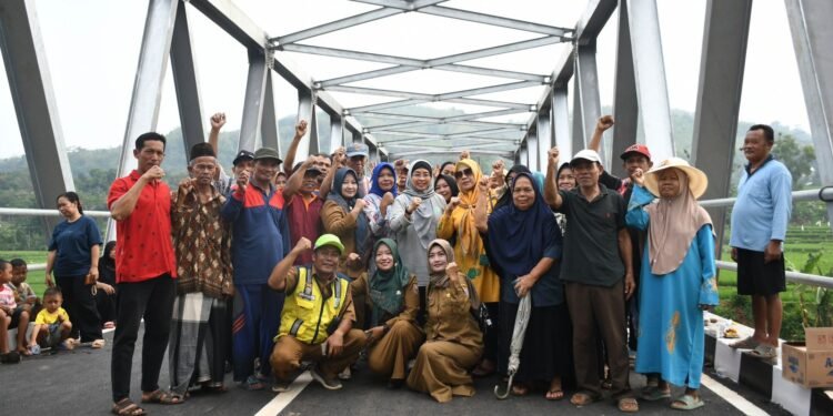 Pj Bupati Batang Resmikan Jembatan Penghubung Desa Surodadi-Pujud