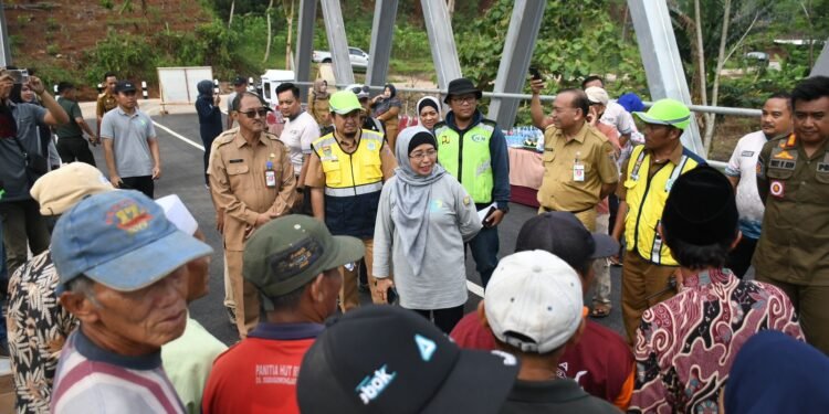 Pj Bupati Batang Resmikan Jembatan Penghubung Desa Surodadi-Pujud