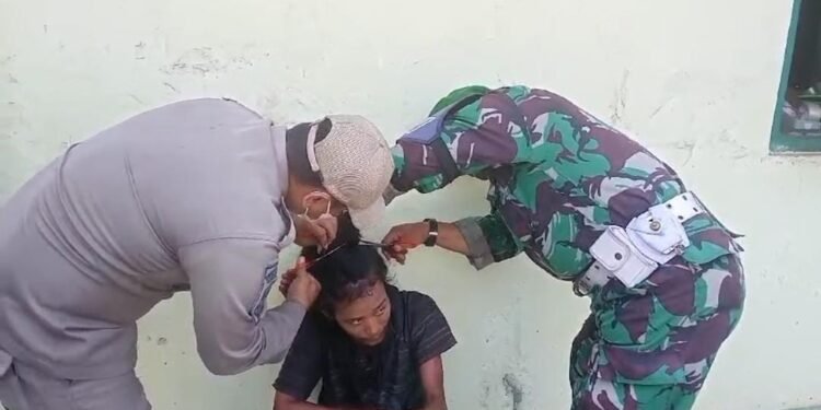 Kodim 0736/Batang Dan Satpol PP Kembali Mandikan ODGJ Yang Terkena Operasi