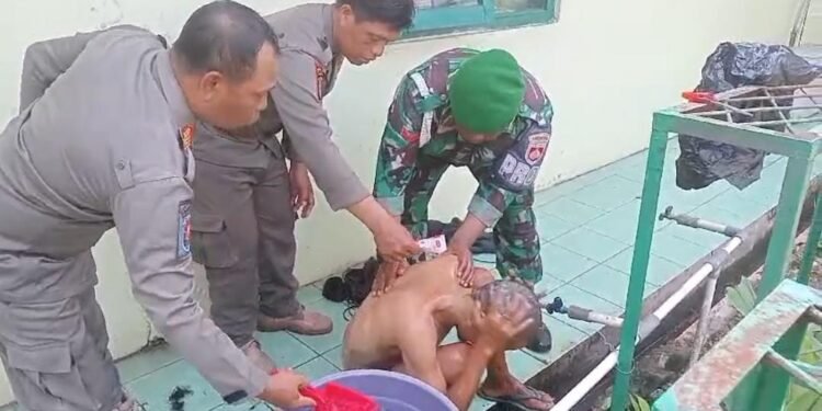 Kodim 0736/Batang Dan Satpol PP Kembali Mandikan ODGJ Yang Terkena Operasi
