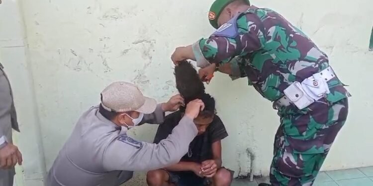 Kodim 0736/Batang Dan Satpol PP Kembali Mandikan ODGJ Yang Terkena Operasi