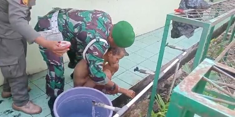 Kodim 0736/Batang Dan Satpol PP Kembali Mandikan ODGJ Yang Terkena Operasi