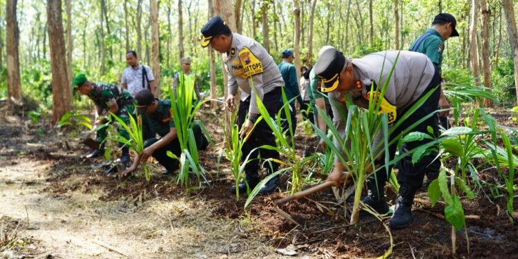 Manfaatkan Lahan Kosong, Polres Batang Sukseskan Program Ketahanan Pangan