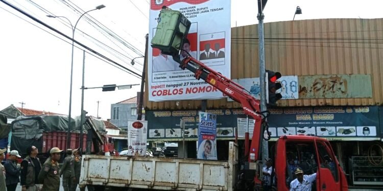 Bawaslu Batang Copot APK Paslon Bupati dan Wakil Bupati Gunakan Logo KPU dan Pemkab