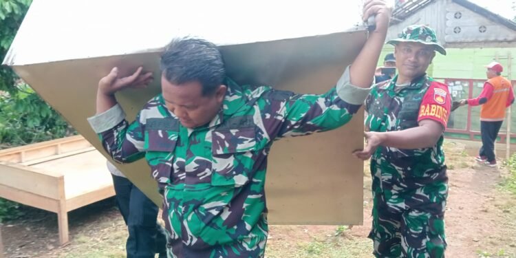 TNI Dibantu Warga Bongkar Rumah Ibu Tukimah