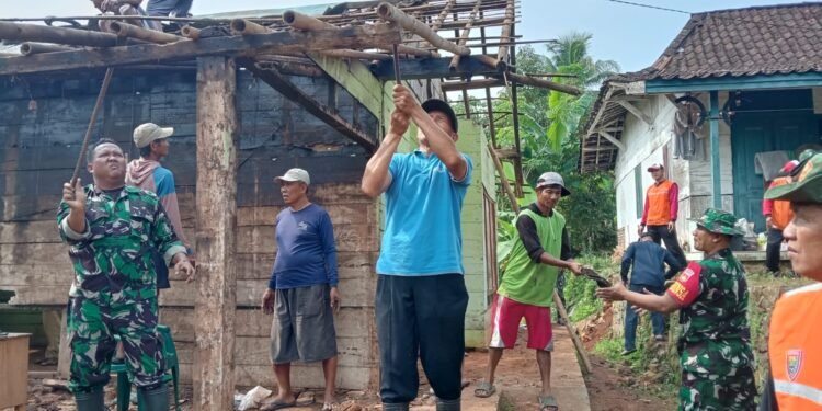 TNI Dibantu Warga Bongkar Rumah Ibu Tukimah