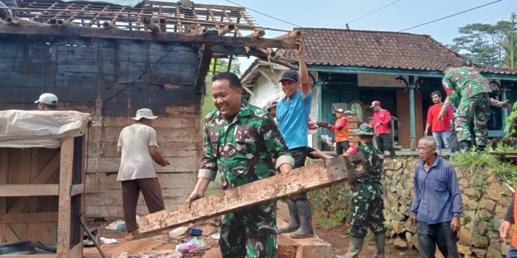 TNI Dibantu Warga Bongkar Rumah Ibu Tukimah