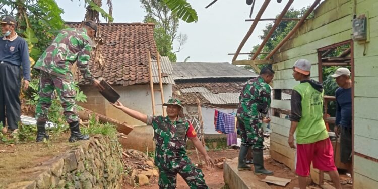 TNI Dibantu Warga Bongkar Rumah Ibu Tukimah