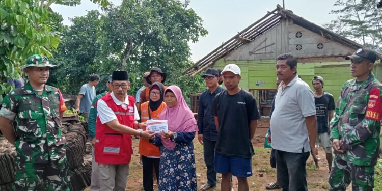 TNI Dibantu Warga Bongkar Rumah Ibu Tukimah