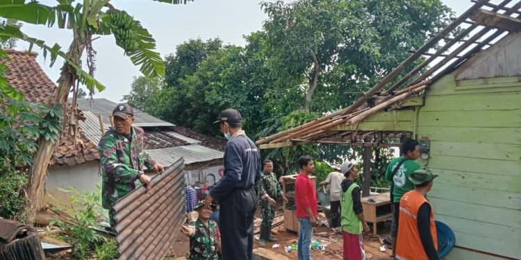 TNI Dibantu Warga Bongkar Rumah Ibu Tukimah