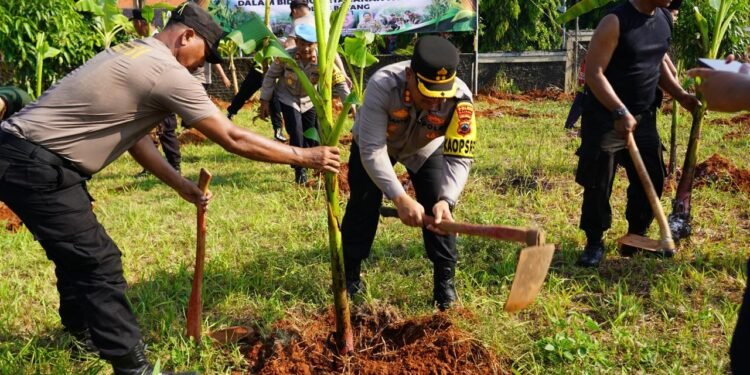 Lahan Kosong Kini Produktif, Polres Batang Dorong Perekonomian Masyarakat Sekitar