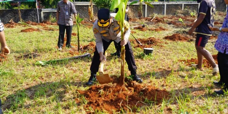 Lahan Kosong Kini Produktif, Polres Batang Dorong Perekonomian Masyarakat Sekitar