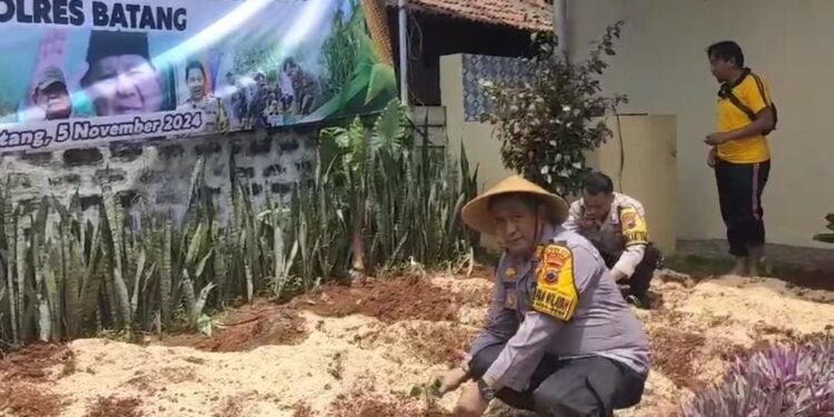 Lahan Kosong Kini Produktif, Polres Batang Dorong Perekonomian Masyarakat Sekitar