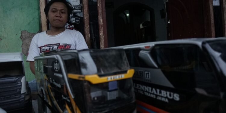 Yusron Ubah Hobi Jadi Profesi “Pembuat Miniatur Alat Transportasi”