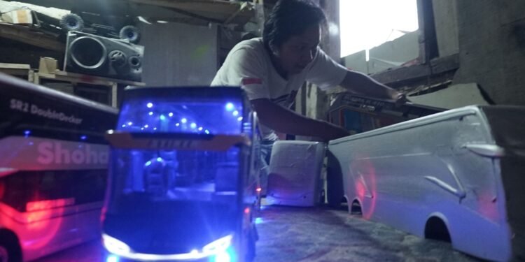 Yusron Ubah Hobi Jadi Profesi “Pembuat Miniatur Alat Transportasi”