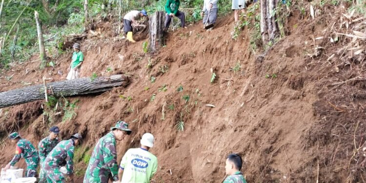 Peringati Hari Juang TNI AD, Koramil Wonotunggal Gelar Karya Bhakti Bersihkan Saluran Air Dari Longsoran Tanah