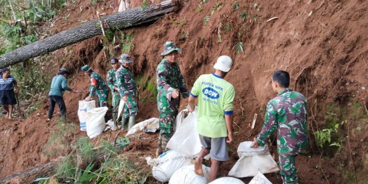 Peringati Hari Juang TNI AD, Koramil Wonotunggal Gelar Karya Bhakti Bersihkan Saluran Air Dari Longsoran Tanah