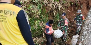 Peringati Hari Juang TNI AD, Koramil Wonotunggal Gelar Karya Bhakti Bersihkan Saluran Air Dari Longsoran Tanah