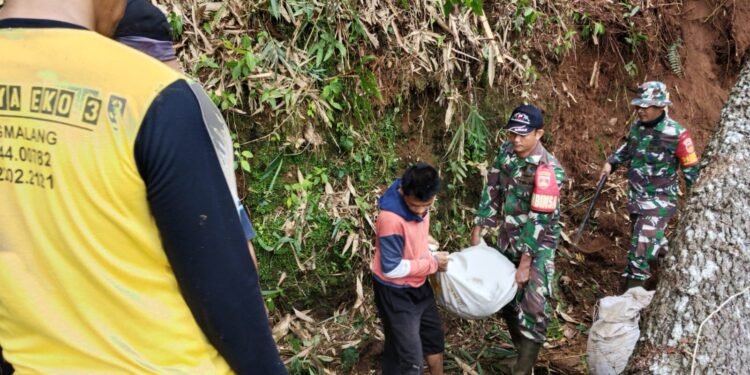 Peringati Hari Juang TNI AD, Koramil Wonotunggal Gelar Karya Bhakti Bersihkan Saluran Air Dari Longsoran Tanah