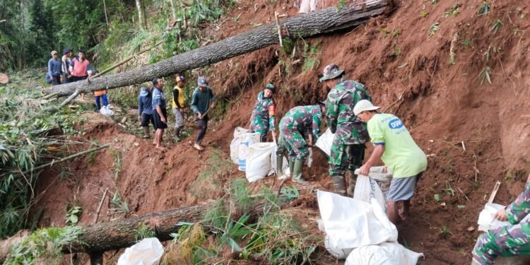 Peringati Hari Juang TNI AD, Koramil Wonotunggal Gelar Karya Bhakti Bersihkan Saluran Air Dari Longsoran Tanah