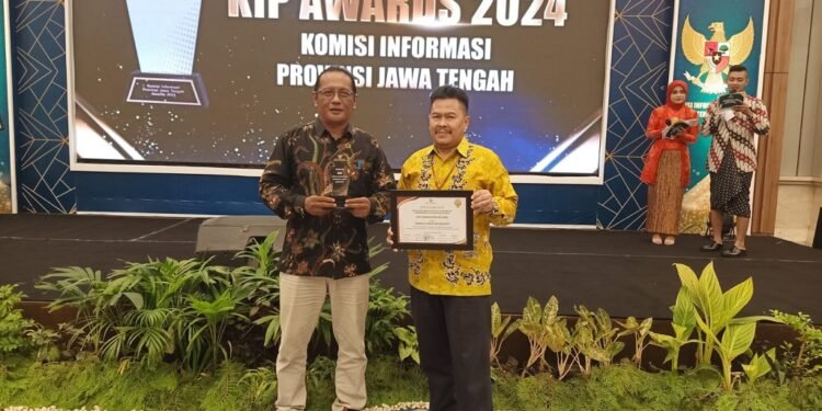 Dinilai Informatif, KPU Batang Raih Penghargaan KI Jateng