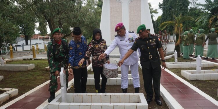 Sambut Hari Juang TNI AD, Kodim 0736/Batang Ziarah Rombongan dan Tabur Bunga di TMP Kadilanggu