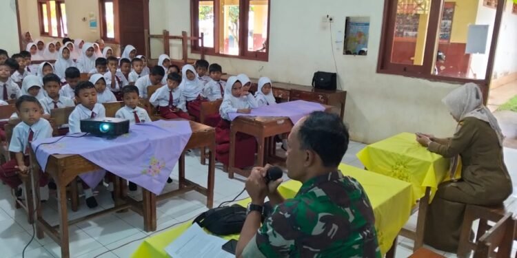 Babinsa Datangi Sekolah Berikan Sosialisasi Anti Bullying di SD Negeri Sukomangli