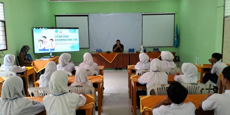 Babinsa Koramil 02/Limpung Beri Materi Latihan Dasar Kepemimpinan