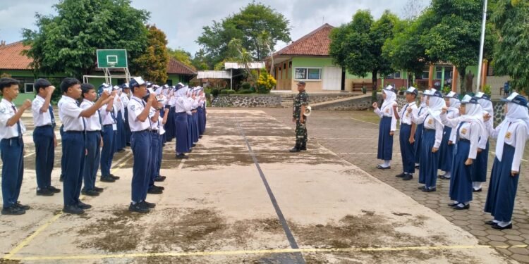 Babinsa Koramil 02/Limpung Beri Materi Latihan Dasar Kepemimpinan