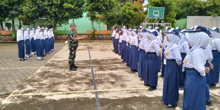 Babinsa Koramil 02/Limpung Beri Materi Latihan Dasar Kepemimpinan