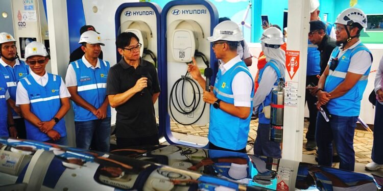 Pastikan Layani Pemudik Nataru, Dirut PLN Monitoring SPKLU ke Rest Area 379A Batang