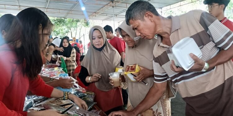 Warga Batang Banjiri Bazar “Jupuk Bae Lhur”