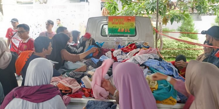 Warga Batang Banjiri Bazar “Jupuk Bae Lhur”
