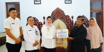 Tingkatkan Kesejahteraan Warga, Pj Bupati Batang Berangkatkan Transmigran Ke Kalimantan Tengah