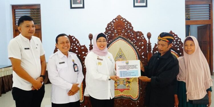 Tingkatkan Kesejahteraan Warga, Pj Bupati Batang Berangkatkan Transmigran Ke Kalimantan Tengah