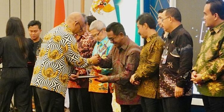 Pemkab Batang Raih Predikat Informatif 7 Kali Secara Beruntun