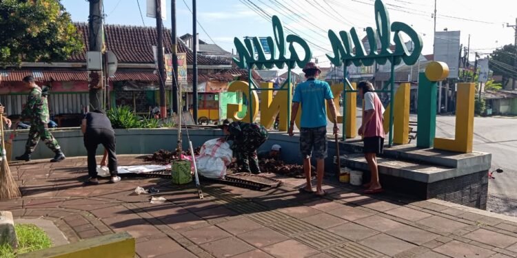 Jelang Hari Juang TNI AD, Koramil Limpung Ajak PKL Bersihkan Alun – ALun