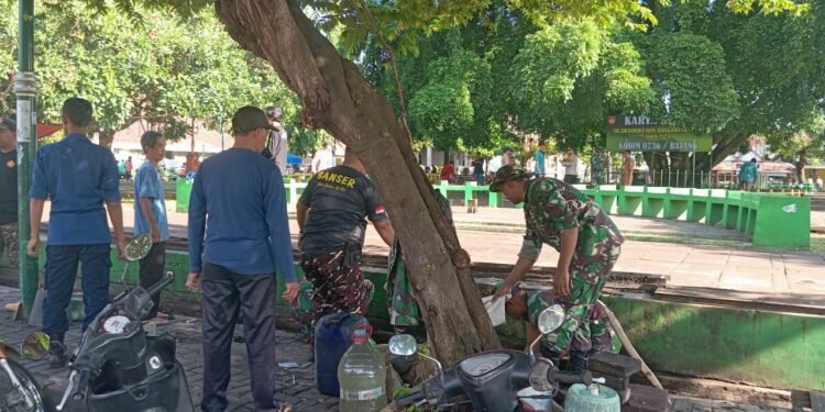 Jelang Hari Juang TNI AD, Koramil Limpung Ajak PKL Bersihkan Alun – ALun