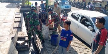 Jelang Hari Juang TNI AD, Koramil Limpung Ajak PKL Bersihkan Alun – ALun