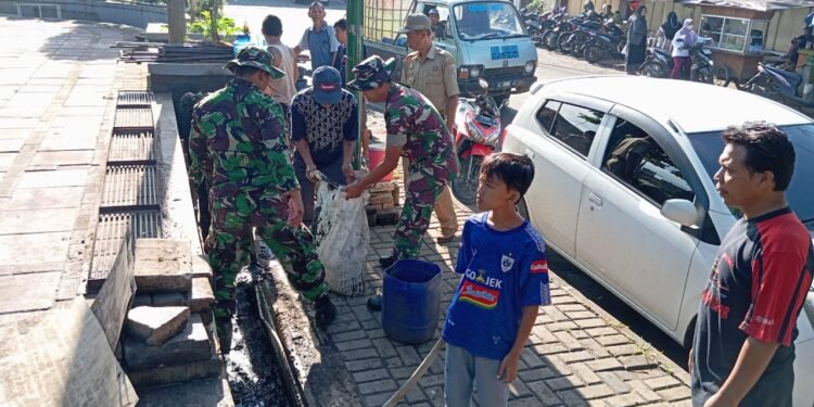 Jelang Hari Juang TNI AD, Koramil Limpung Ajak PKL Bersihkan Alun – ALun