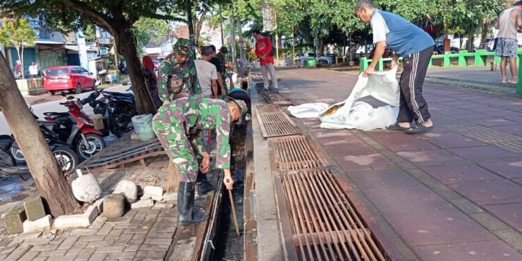 Jelang Hari Juang TNI AD, Koramil Limpung Ajak PKL Bersihkan Alun – ALun
