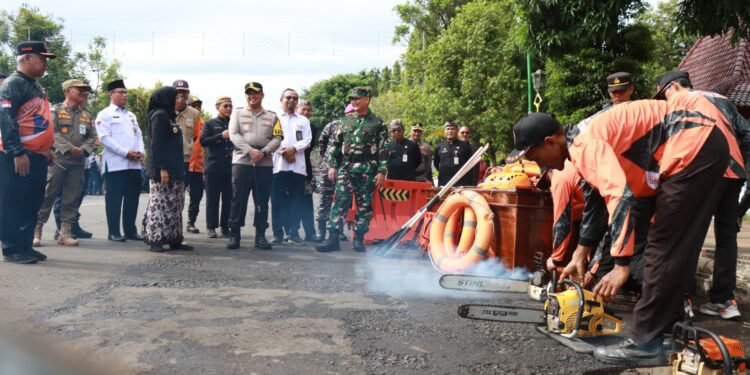Kesiapsiagaan Bencana, TNI Polri dan Pemda Batang Gelar Pasukan dan Peralatan