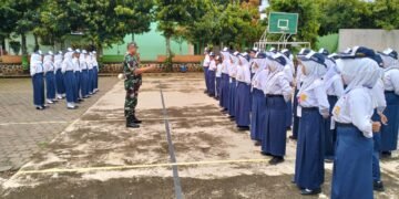 Babinsa Koramil 02/Limpung Beri Materi Latihan Dasar Kepemimpinan