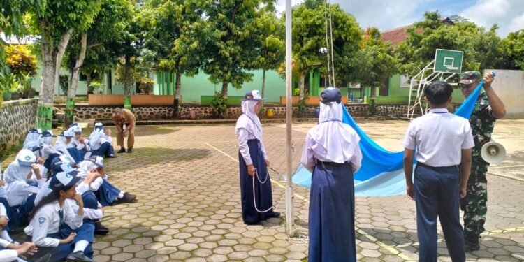 Babinsa Koramil 02/Limpung Beri Materi Latihan Dasar Kepemimpinan