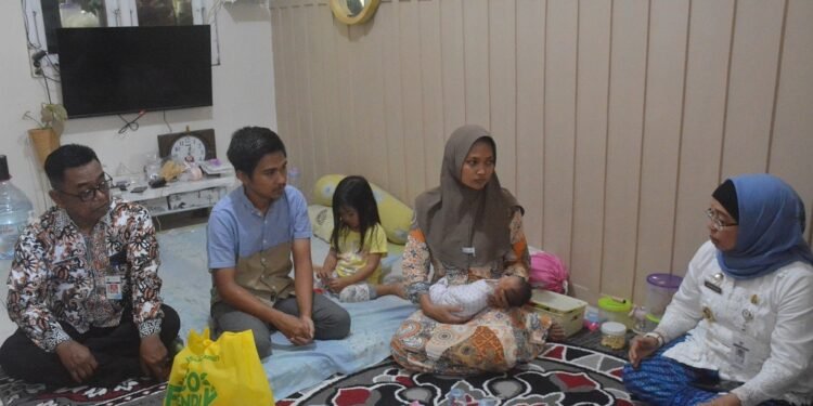 Pj Bupati Batang Beri Bantuan ke Bayi Berkelamin Ganda