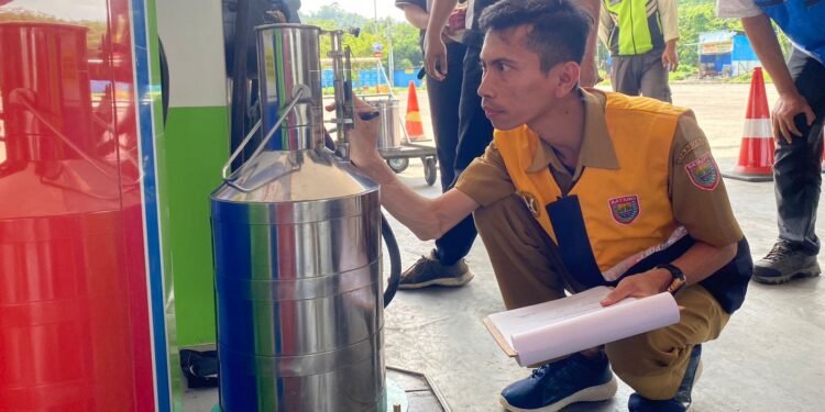 Pastikan Ketersediaan BBM, Disperindag Batang Cek 5 SPBU Untuk Jamin Takaran Bahan Bakar