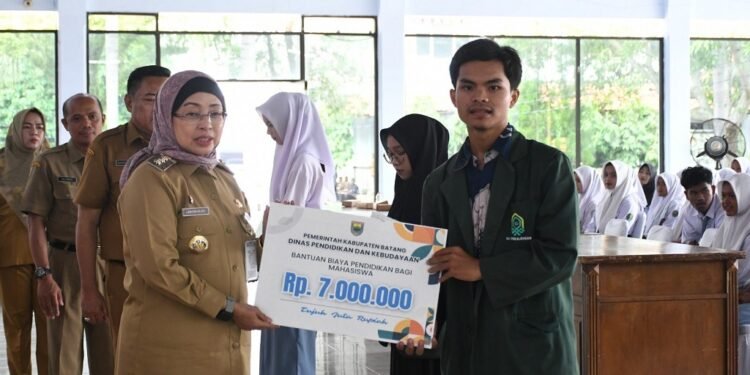 Pemkab Batang Berikan Bantuan Biaya Pendidikan Bagi SMA dan Mahasiswa