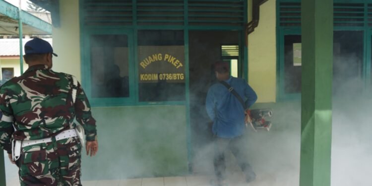 Cegah Demam Berdarah, Kodim 0736/Batang Lakukan Penyemprotan Fogging