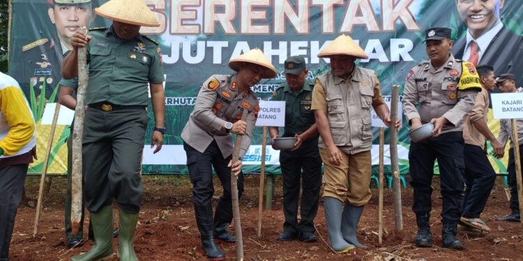 Dukung Swasembada Pangan, Polres Batang Tanam Jagung di Subah